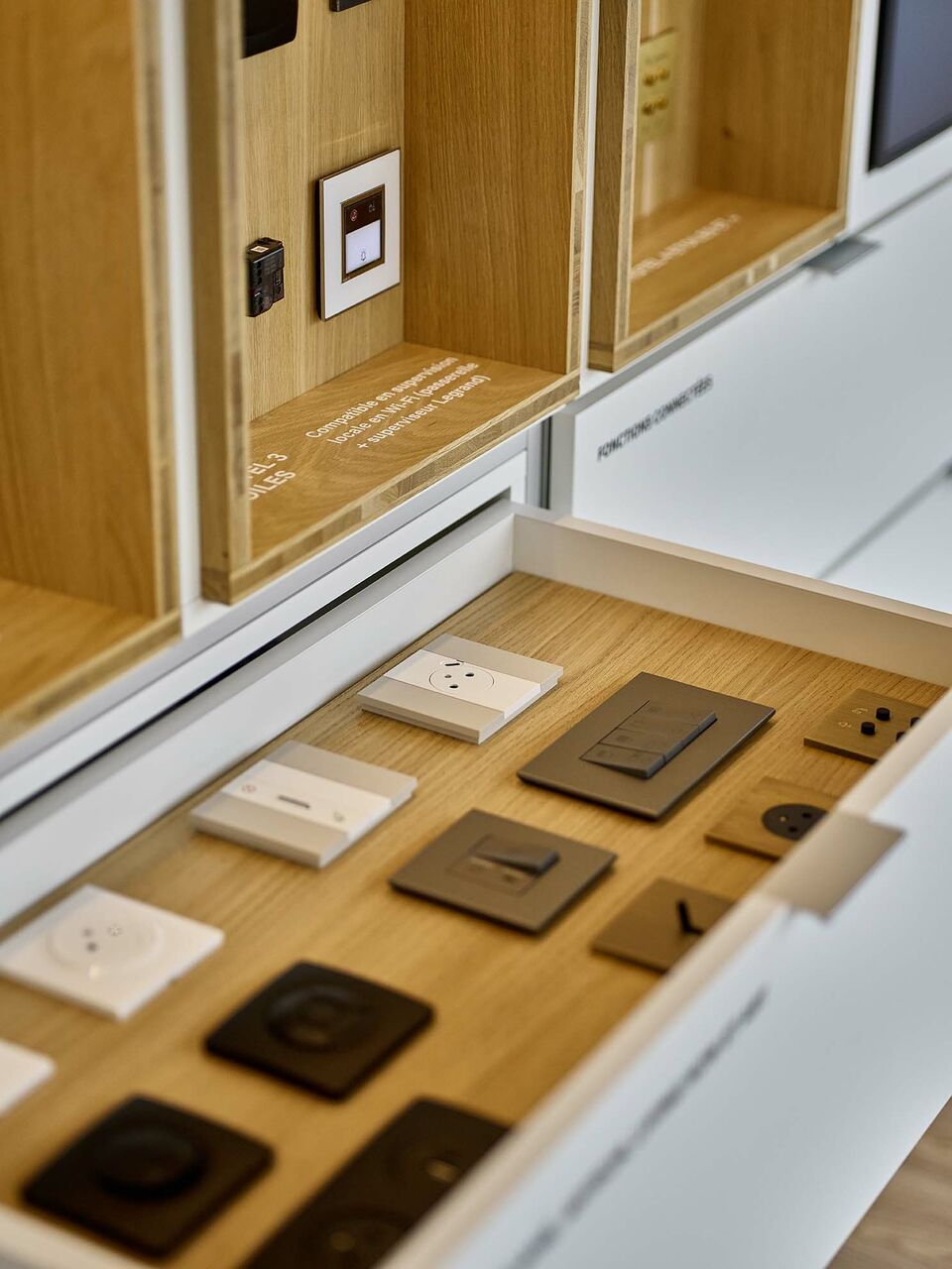 Mobilier sur mesure conçu pour accueillir les solutions Legrand