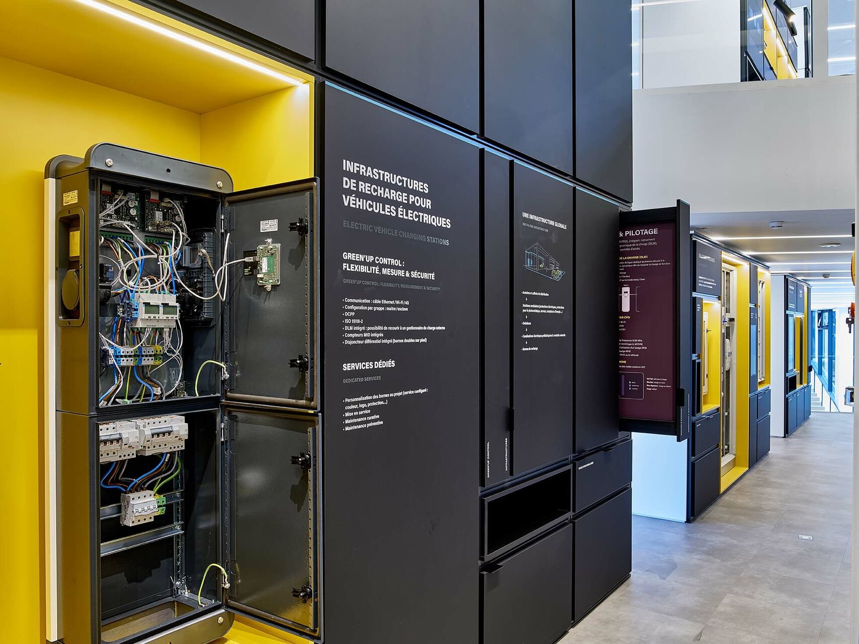 Design du showroom Legrand pour simplifier une offre technologique complexe