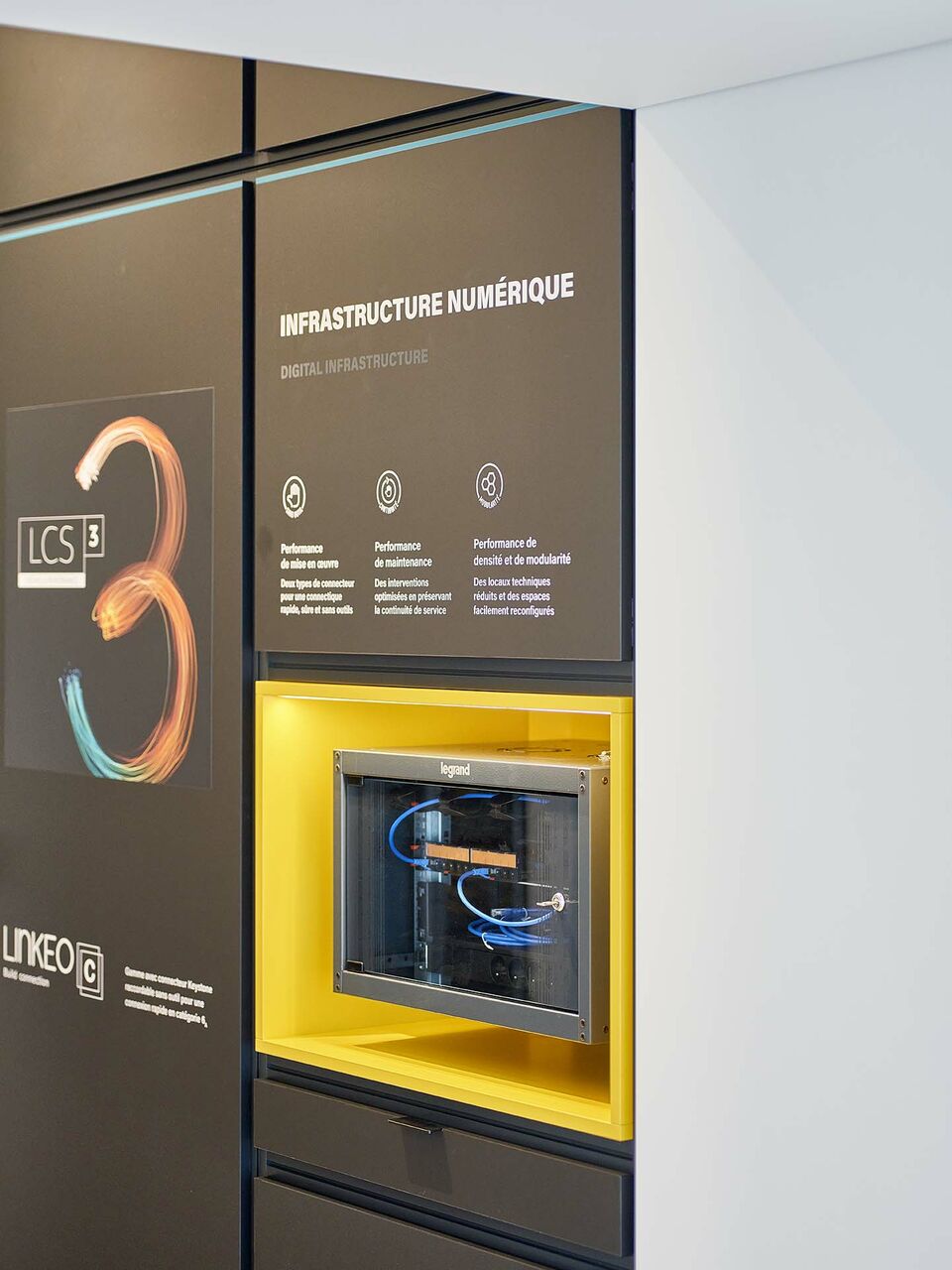 Mise en scène des solutions Legrand dans un espace de démonstration