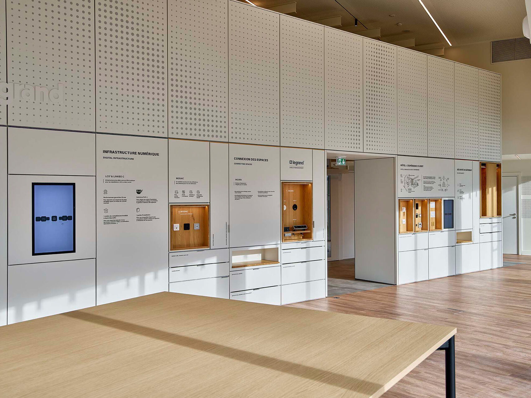 Espace professionnel Legrand valorisant innovation et expertise technique