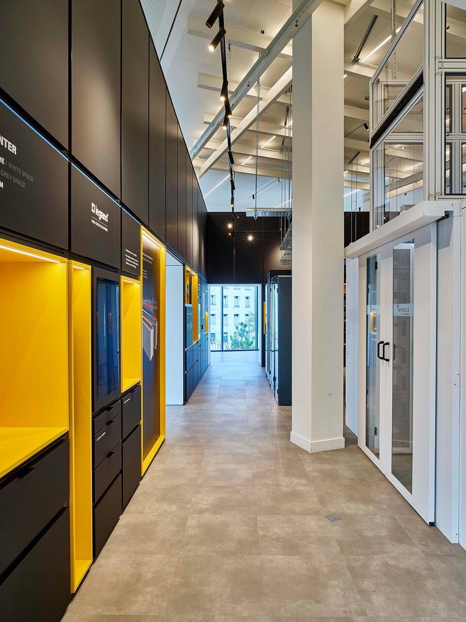 Scénographie globale du showroom Legrand pensée pour guider le visiteur