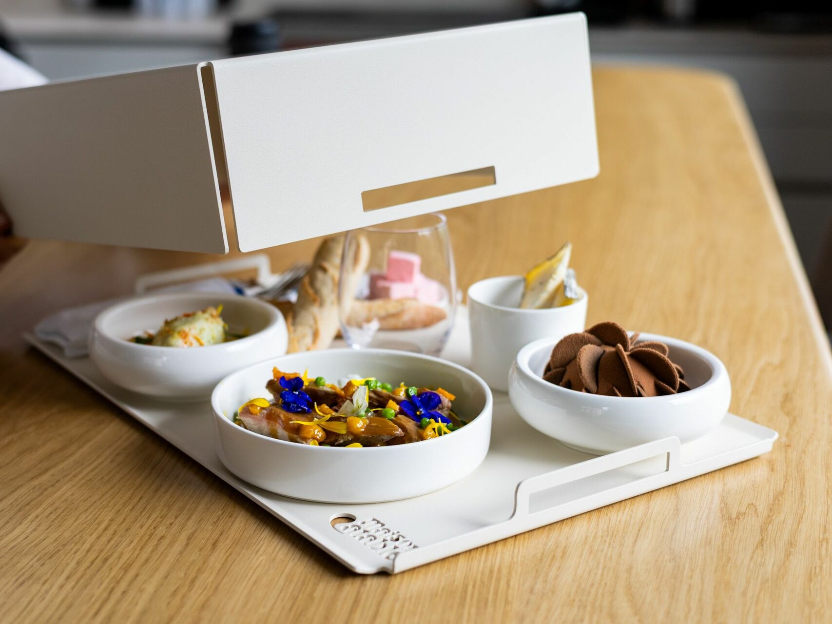 Plateau repas modulaire Maison à Table avec système d’ouverture et fermeture pour service traiteur