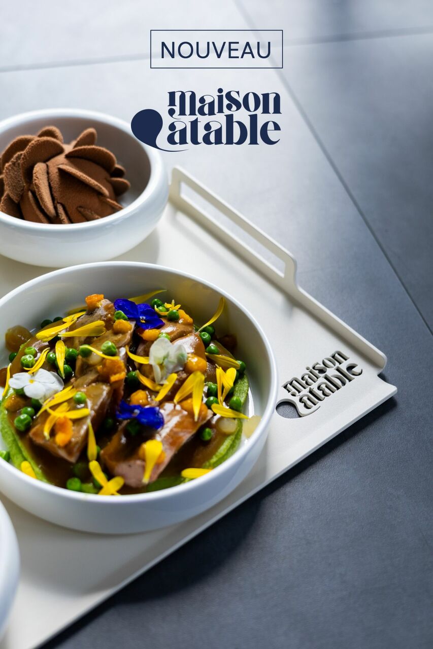 Détail plateau repas design Maison à Table avec plat gastronomique et logo produit, solution traiteur premium