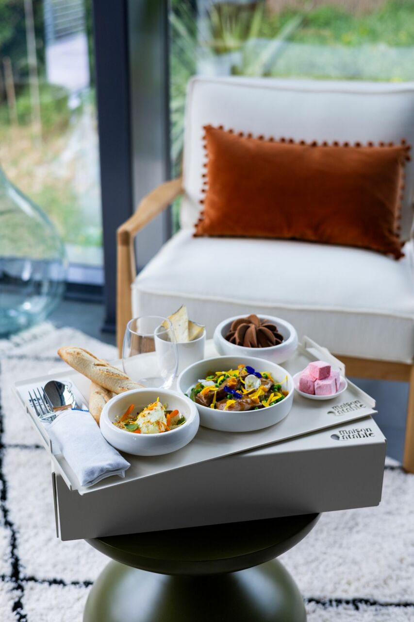 Plateau repas traiteur design Maison à Table en situation dans un salon, service gastronomique sur plateau aluminium