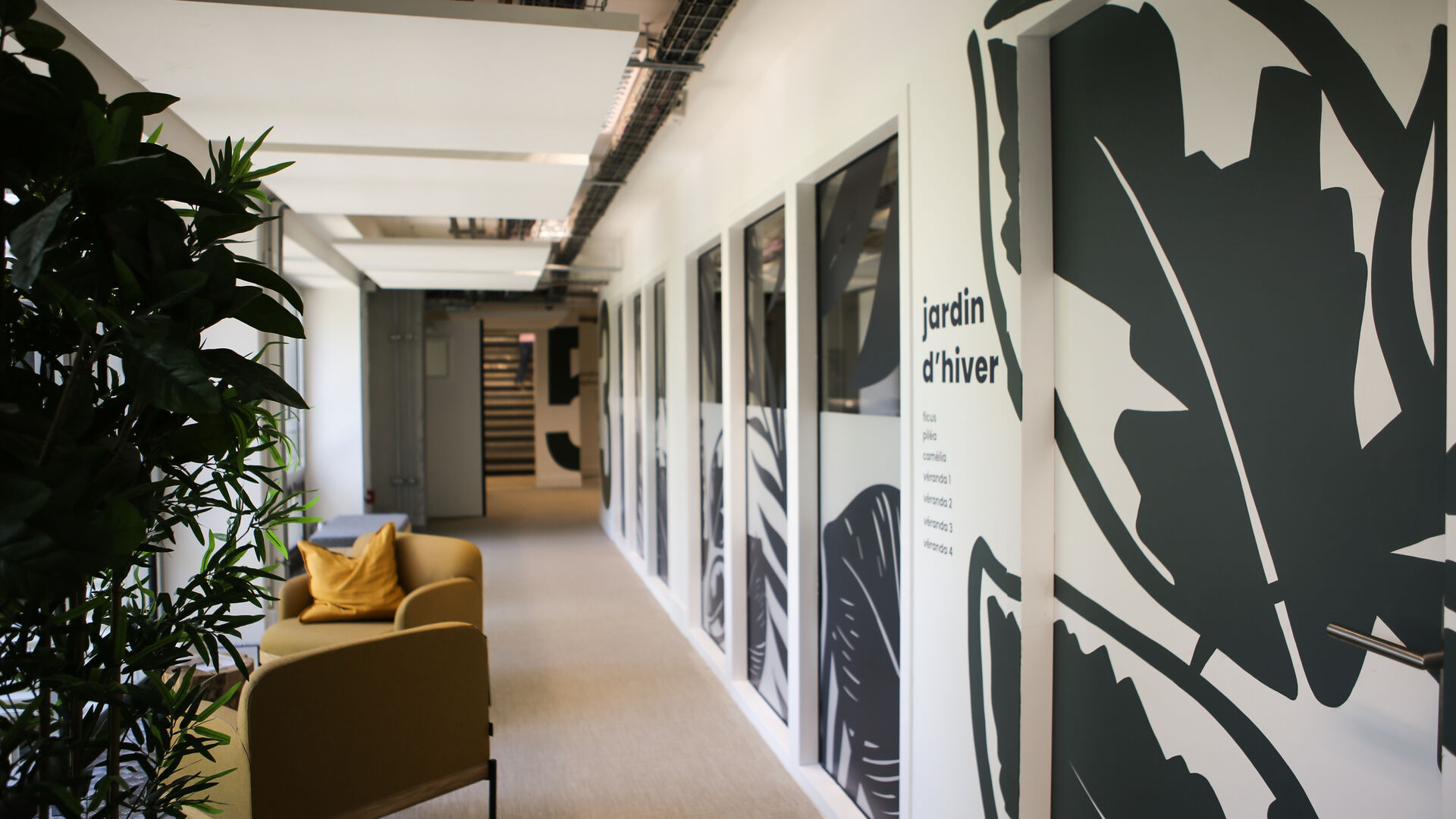 Aménagement de bureaux collaboratifs pour Onepoint à Bordeaux, espace de travail lumineux et structuré par le design