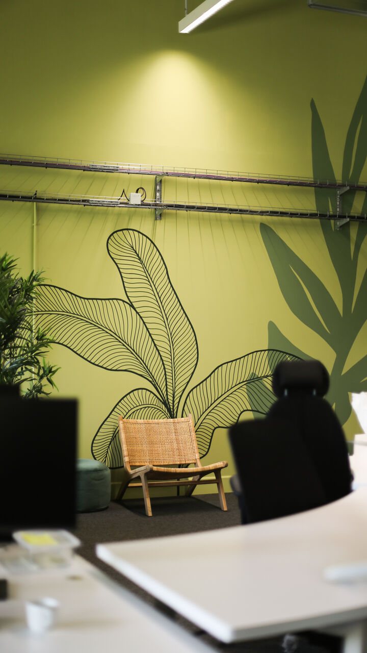 Aménagement de bureaux favorisant la qualité de vie au travail chez Onepoint à Bordeaux