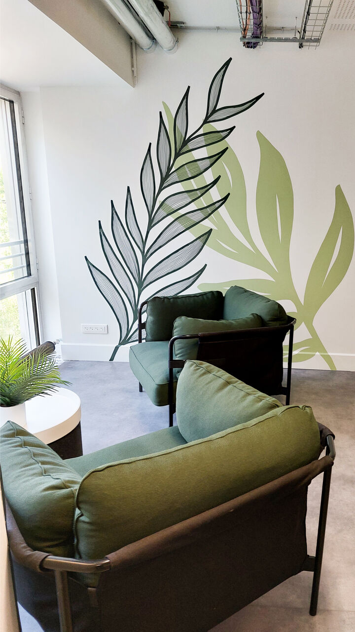 Décoration murale graphique dans les bureaux Onepoint à Bordeaux, identité visuelle intégrée à l’espace