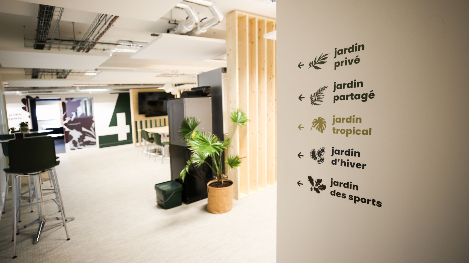 Design de signalétique pour espace de travail chez Onepoint, parcours utilisateur structuré