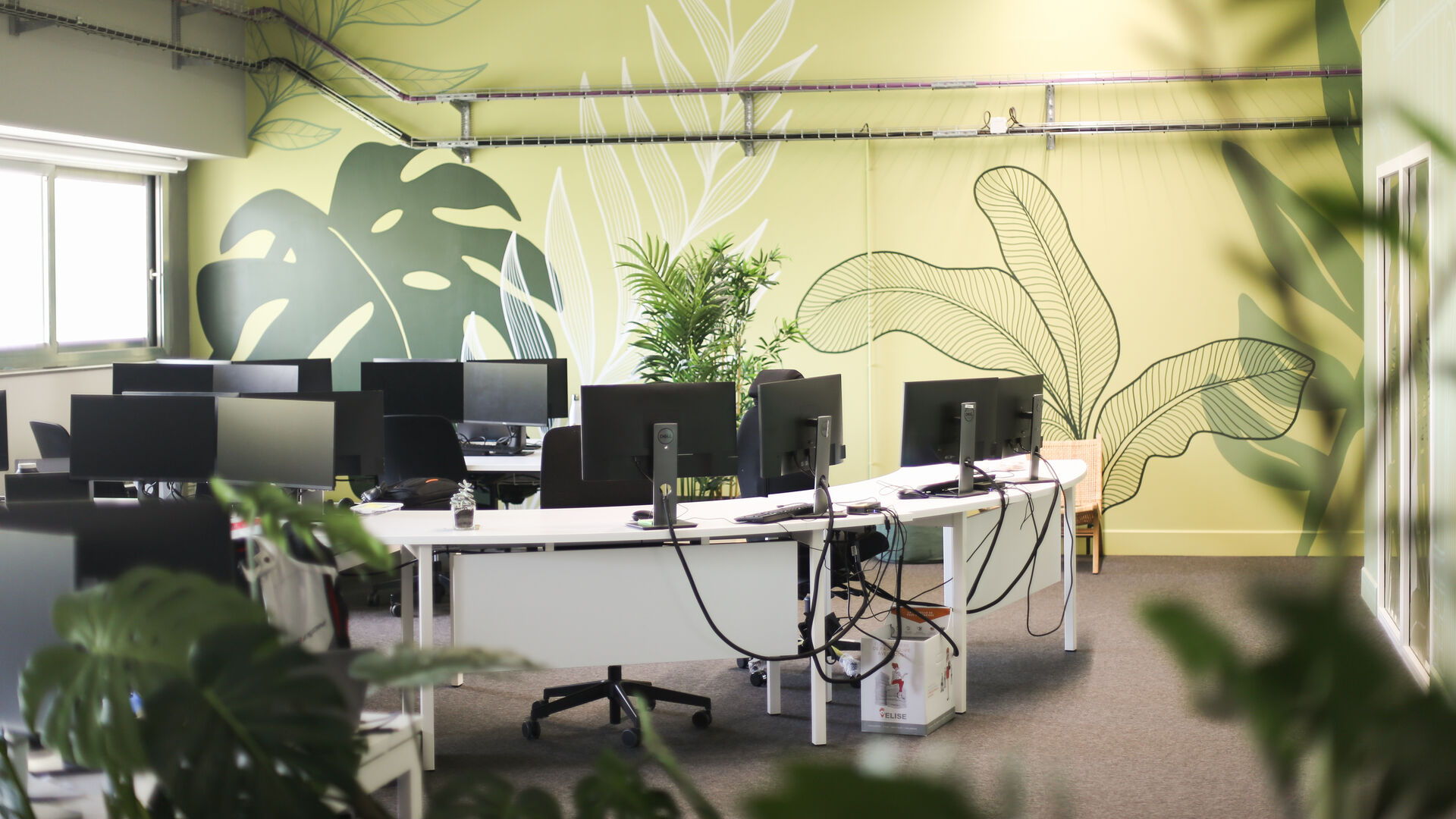 Plateau open space des bureaux Onepoint à Bordeaux après aménagement par Félix et associés