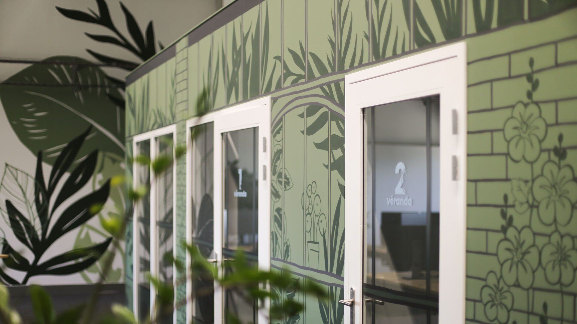 Signalétique intérieure des bureaux Onepoint à Bordeaux, design graphique intégré à l’aménagement