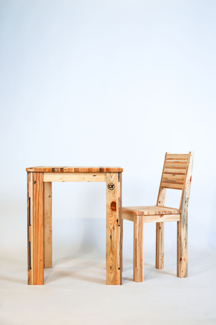 Chaise upcyclée conçue en bois de palette récupéré pour Ose Recyclage