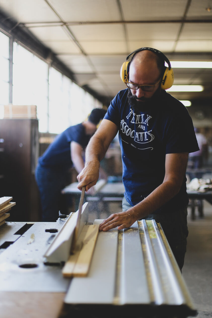 Fabrication de mobilier en bois de réemploi dans l'atelier d'insertion Ose Recyclage