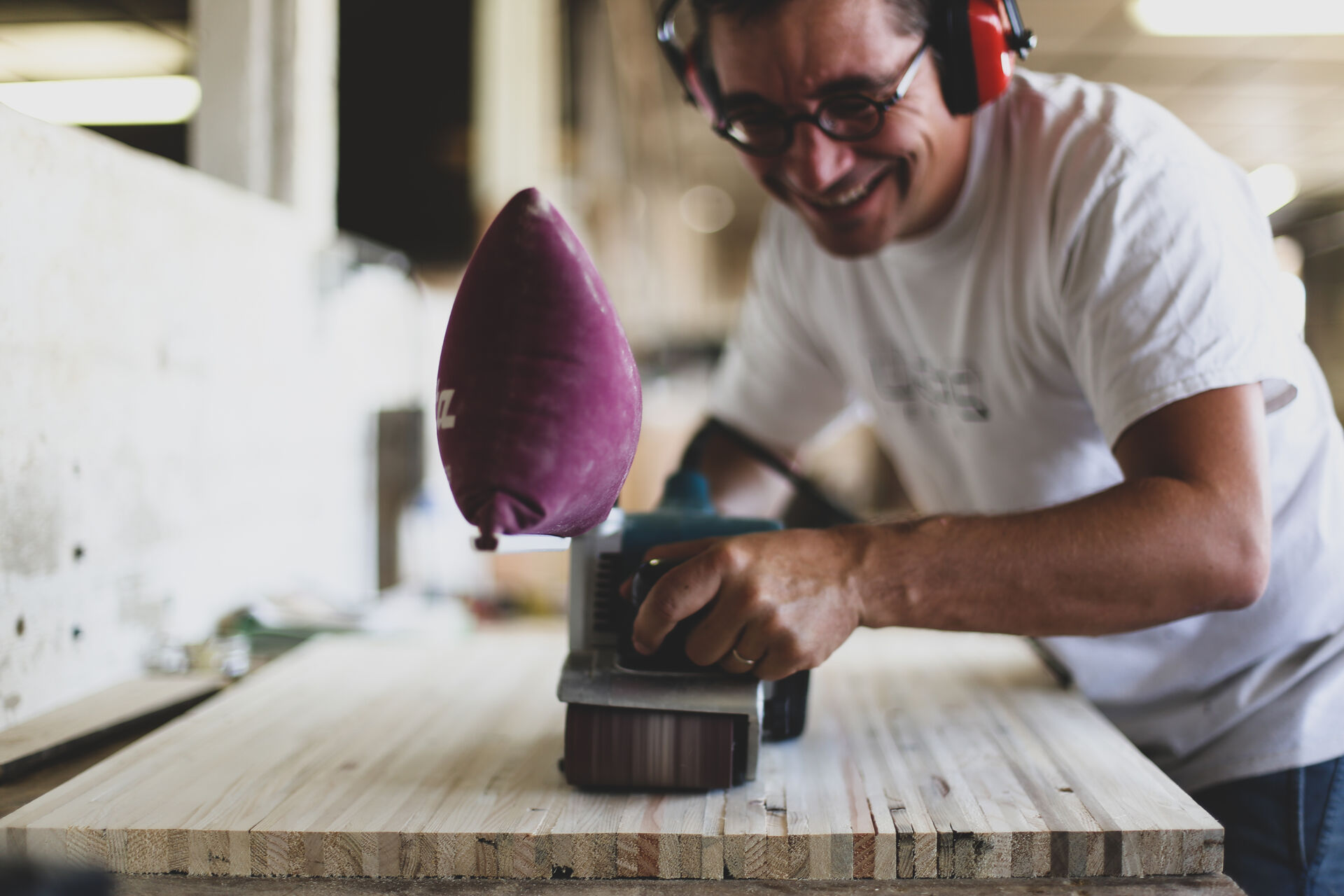 Fabrication en atelier de la gamme de mobilier upcyclé Ose Recyclage