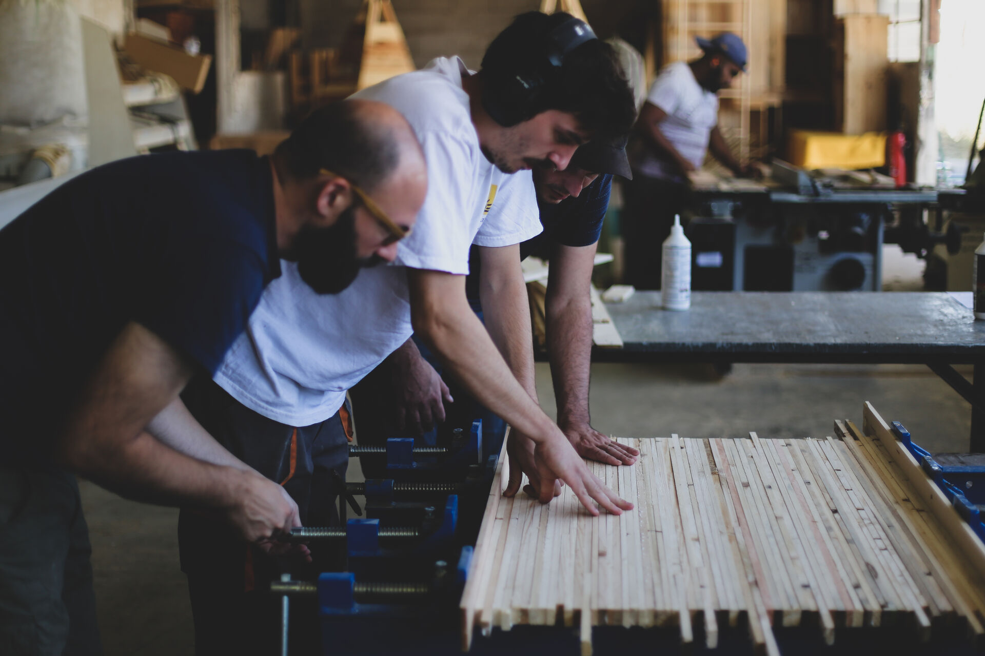 Fabrication de mobilier upcyclé en bois de récupération pour Ose Recyclage