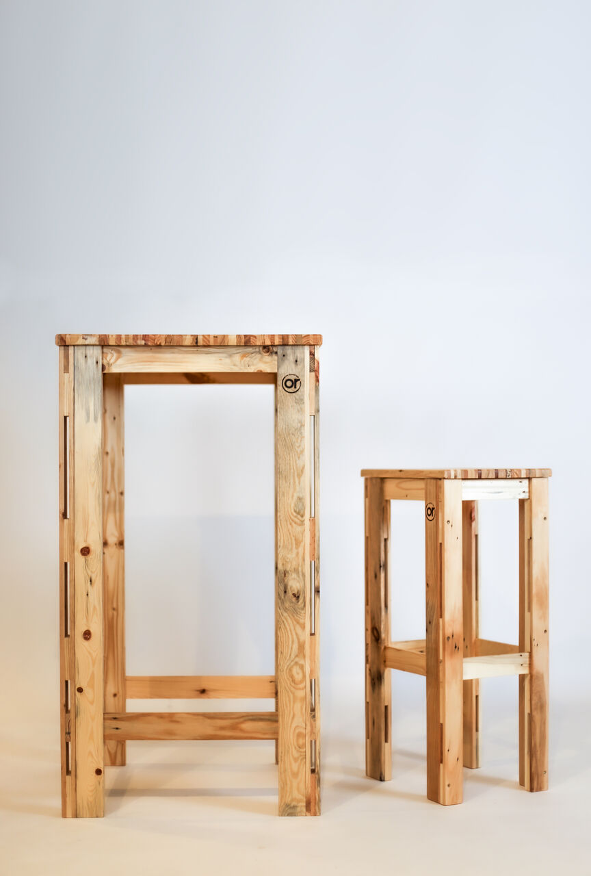 Table et chaise de la gamme de mobilier éco-conçu en bois pour Ose Recyclage