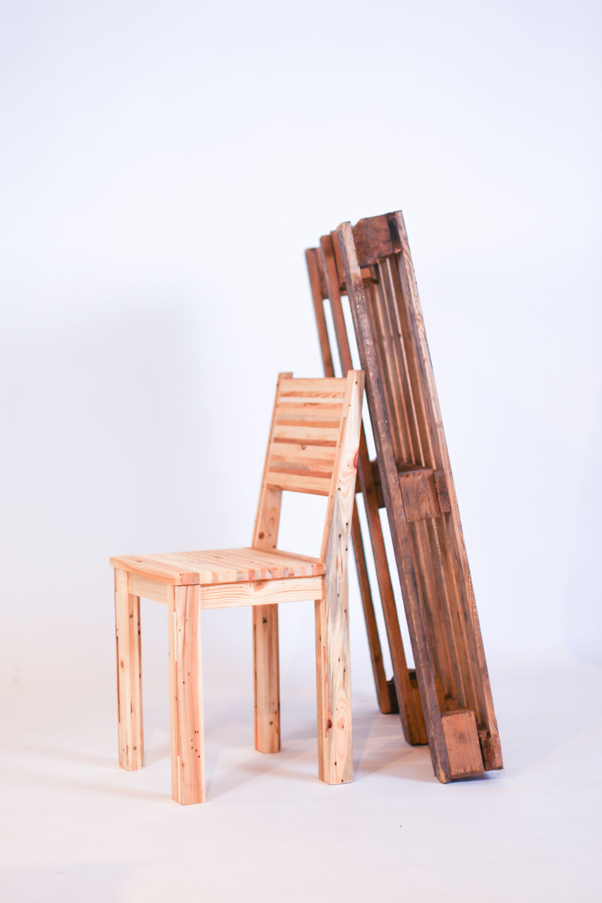 Identité de marque OR appliquée au mobilier en bois recyclé conçu pour Ose Recyclage