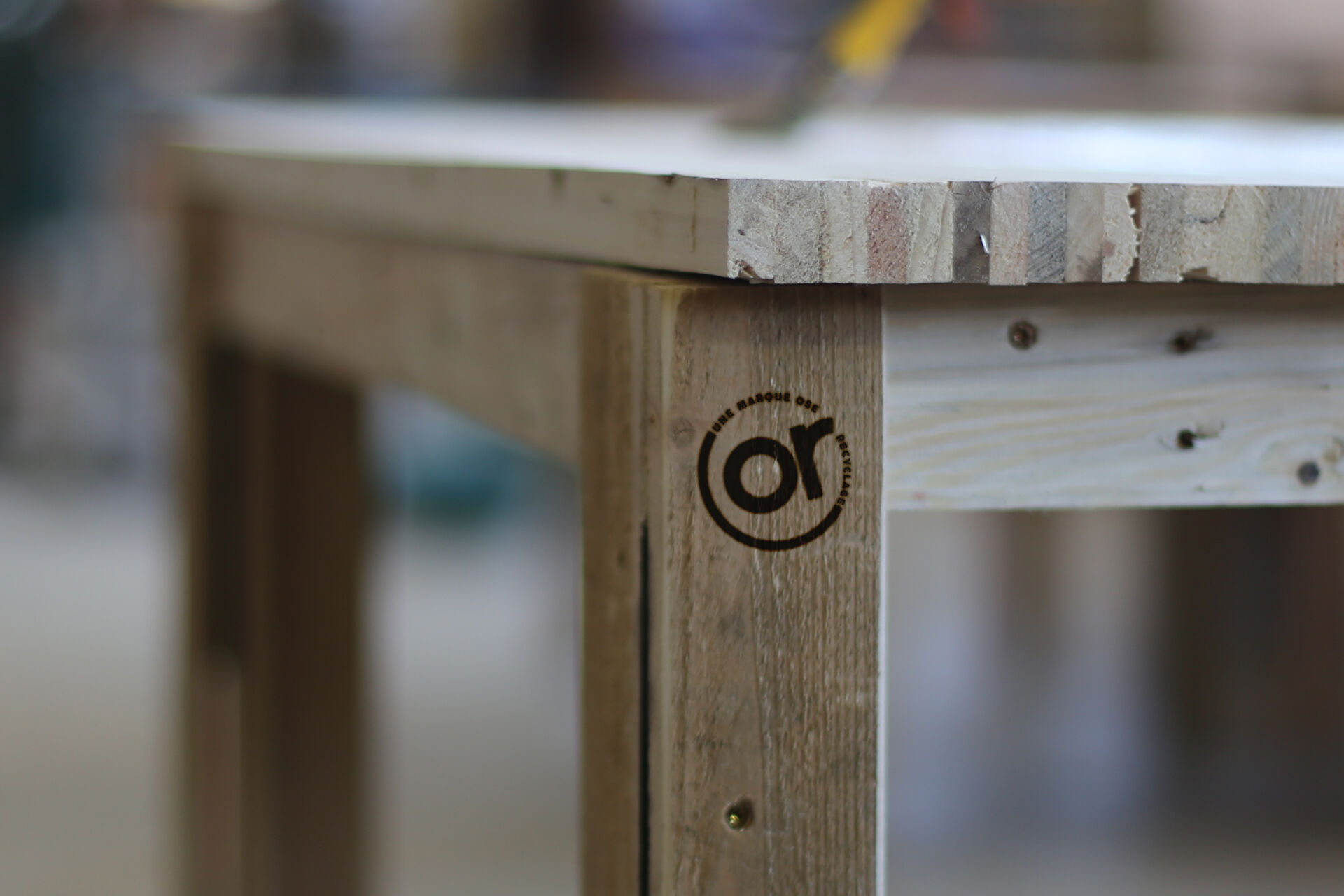 Marquage OR sur un mobilier éco-conçu en bois de récupération pour Ose Recyclage