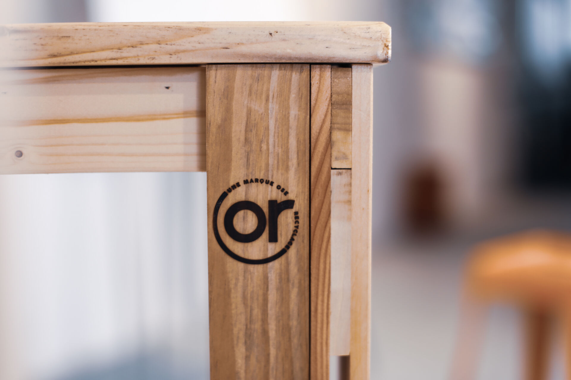 Ponçage du bois récupéré lors de la fabrication du mobilier upcyclé Ose Recyclage
