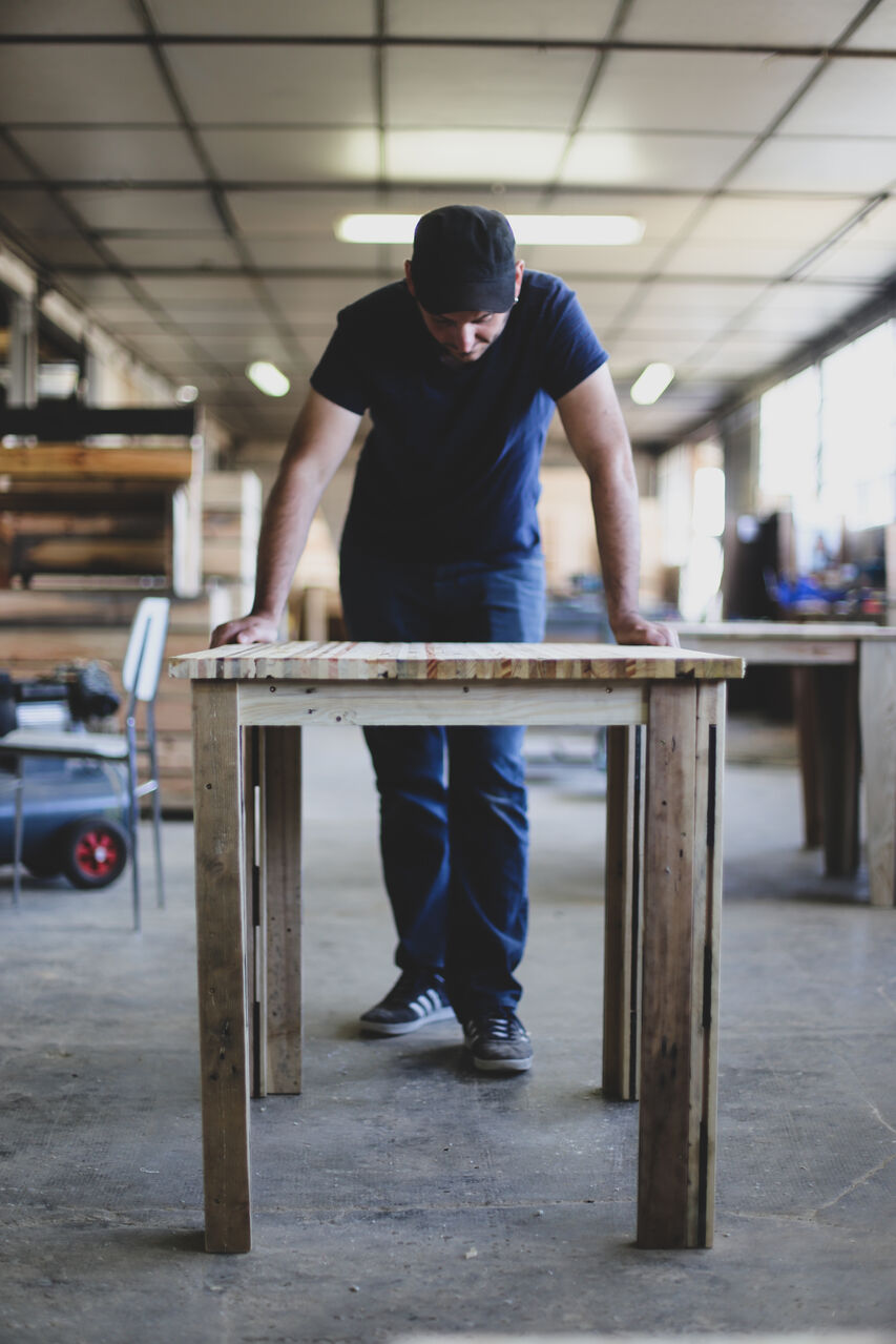 Table en bois de réemploi conçue pour la gamme de mobilier Ose Recyclage