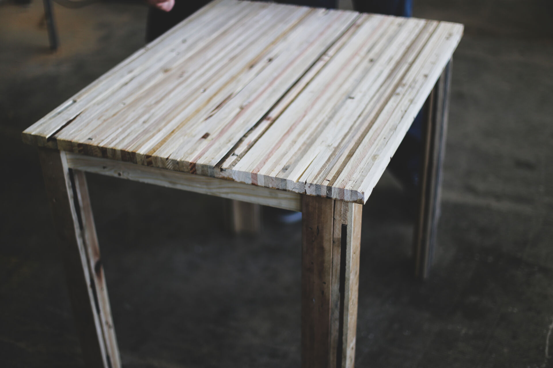 Table upcyclée fabriquée à partir de palettes en bois récupérées pour Ose Recyclage
