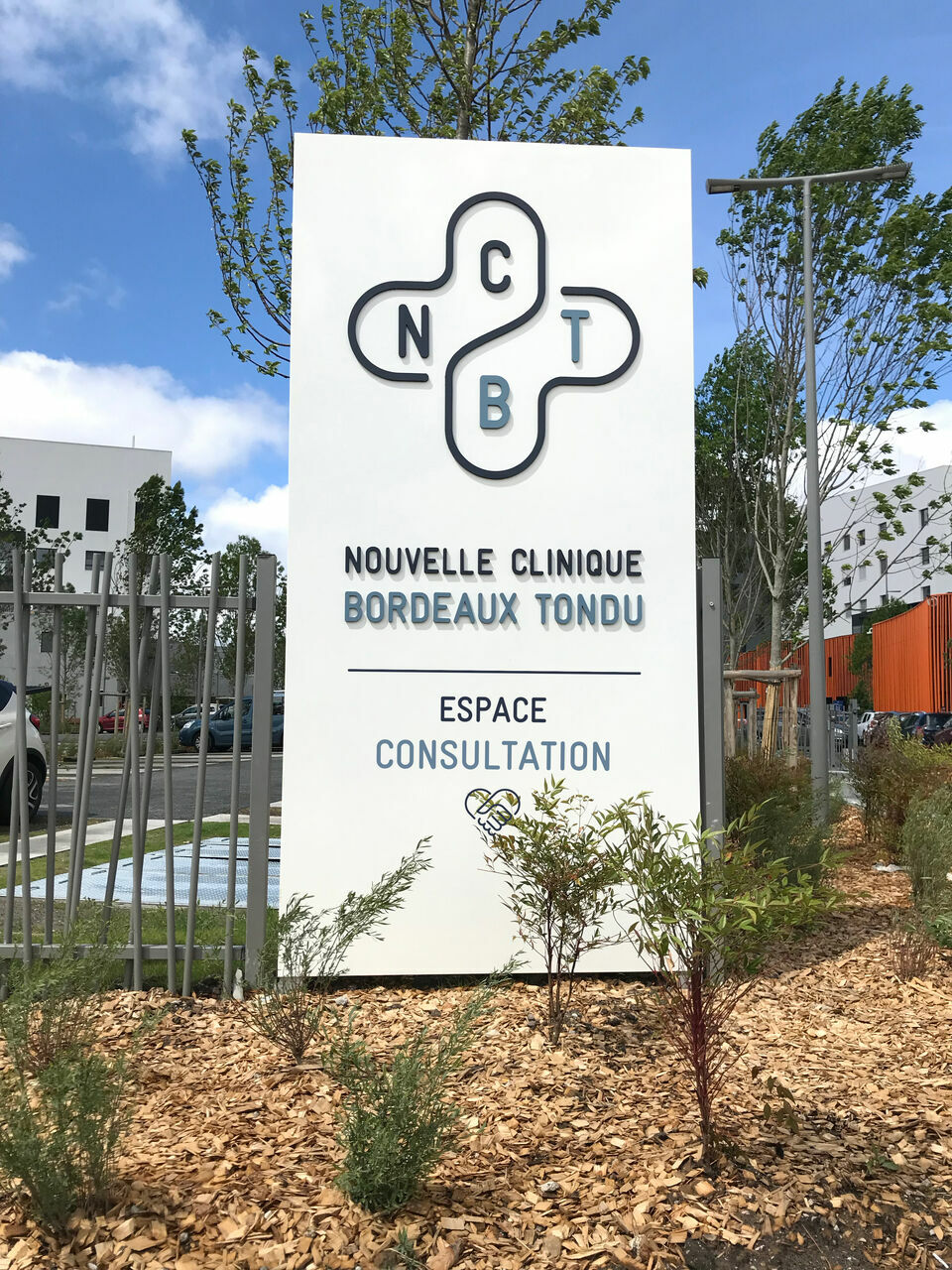 Totem directionnel avec arborescence des consultations et orientation des patients