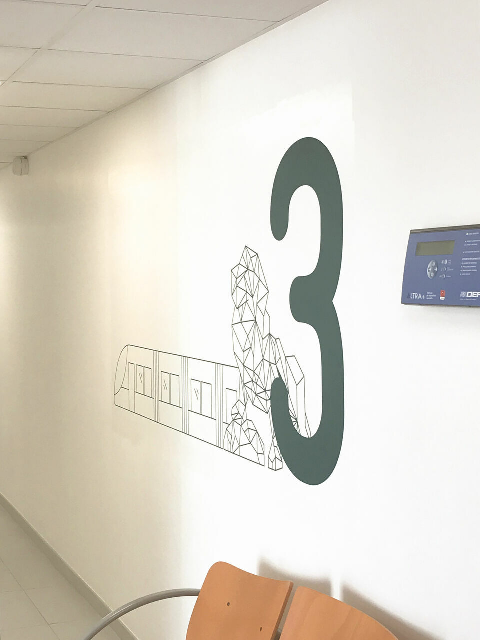 Repérage d’étage 3 avec signalisation murale et illustration intégrée dans l’espace consultation