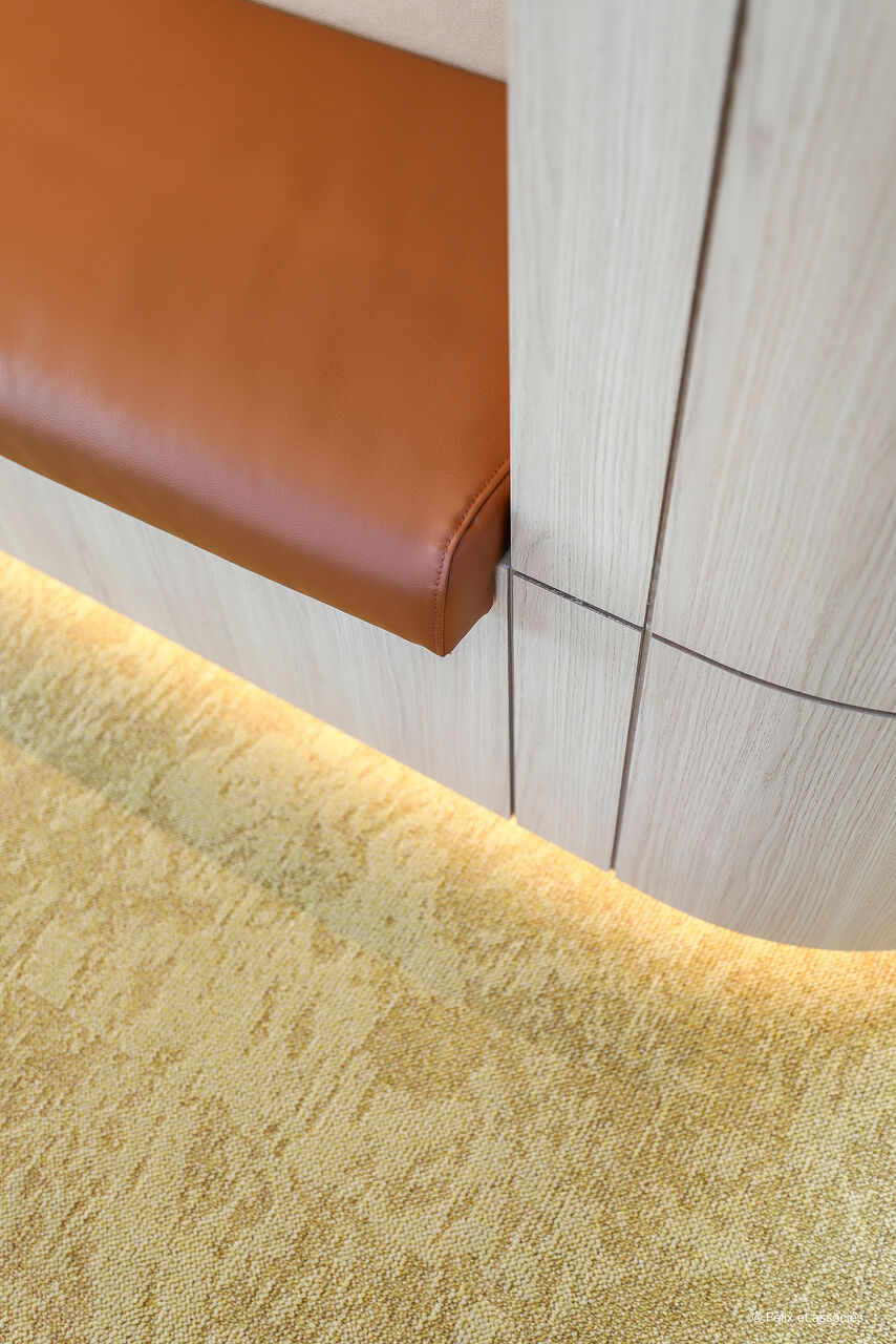 Détail d'une banquette sur mesure intégrée dans un espace d'accueil conçu par Félix et associés