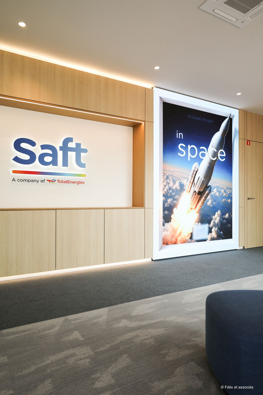 Aménagement d'un espace d'accueil d'entreprise mêlant architecture intérieure, mobilier et identité de marque