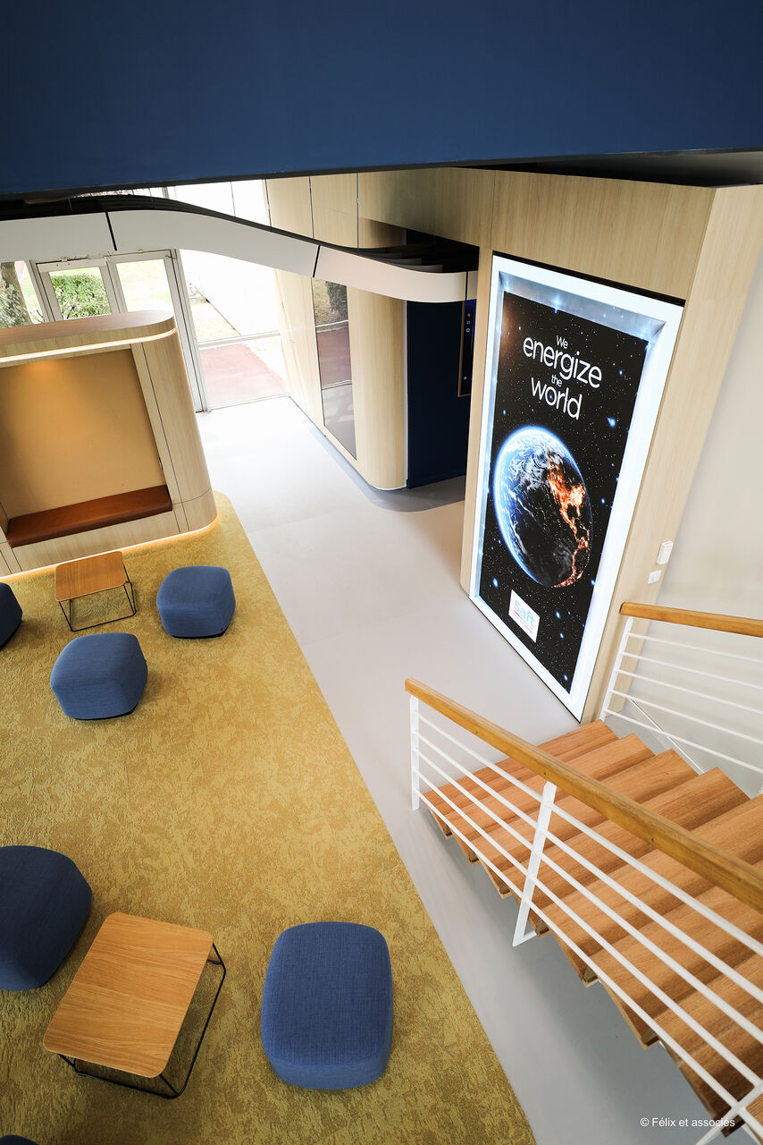 Espace d'accueil d'une entreprise industrielle conçu par Félix et associés avec mobilier intégré et supports de communication