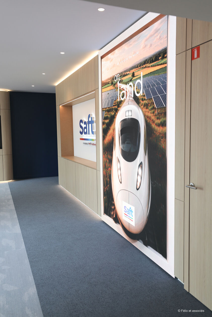 Vue générale de l'espace d'accueil et showroom conçu par Félix et associés pour Saft à Bordeaux