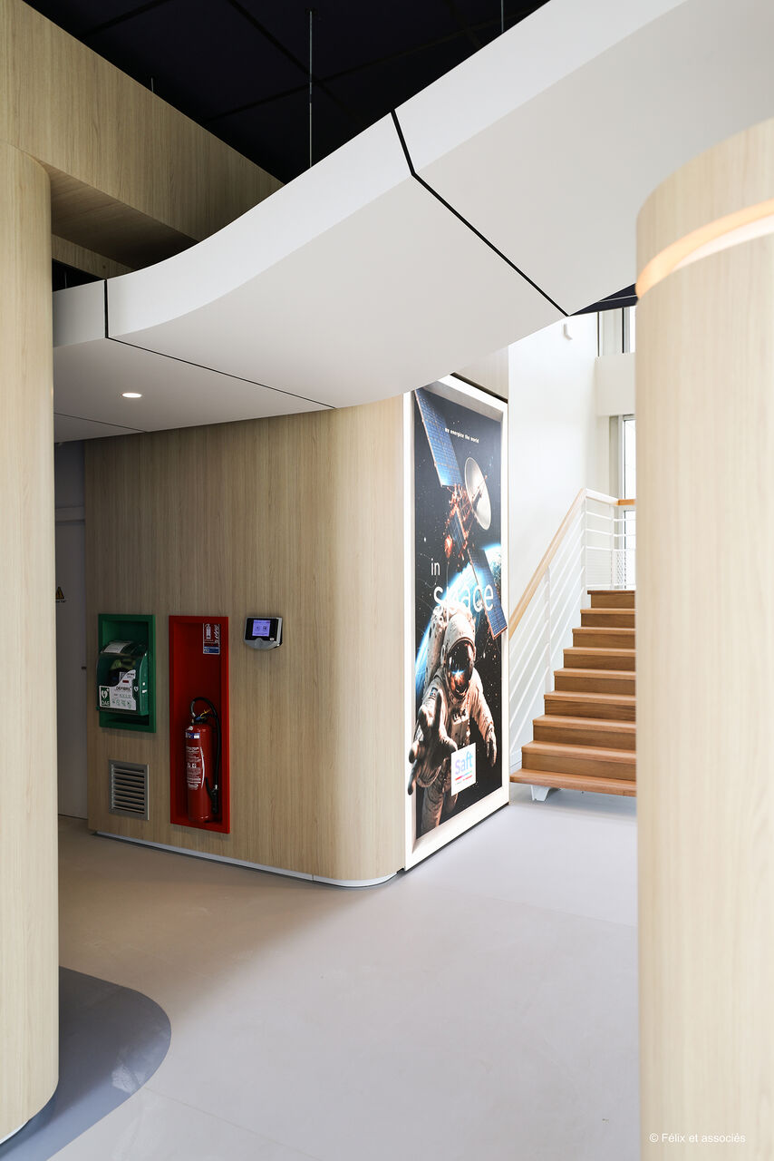 Mise en valeur de l'identité de marque au sein d'un espace industriel grâce à un aménagement intérieur sur mesure