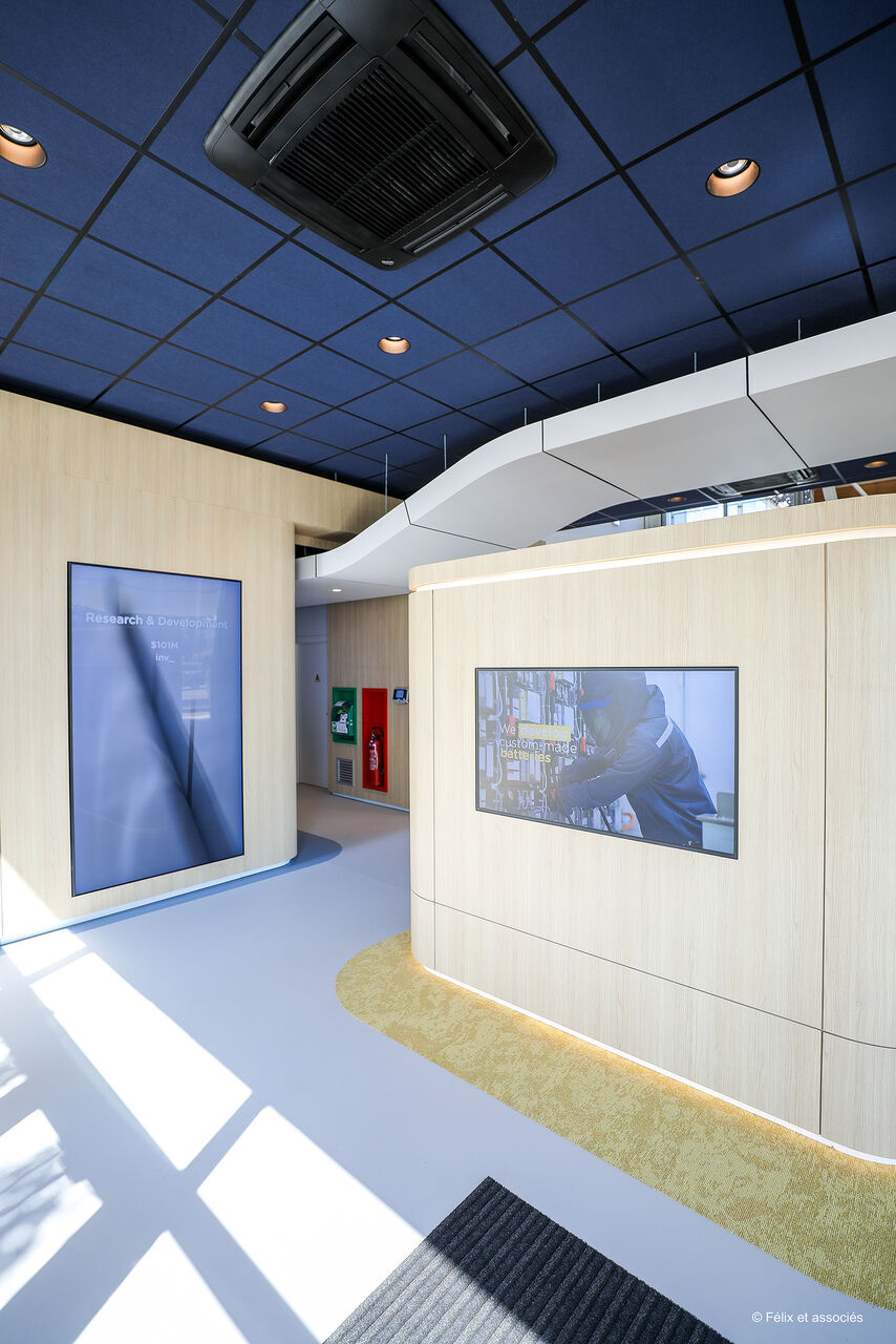 Mobilier d'accueil sur mesure intégré dans un projet de design d'espace industriel à Bordeaux