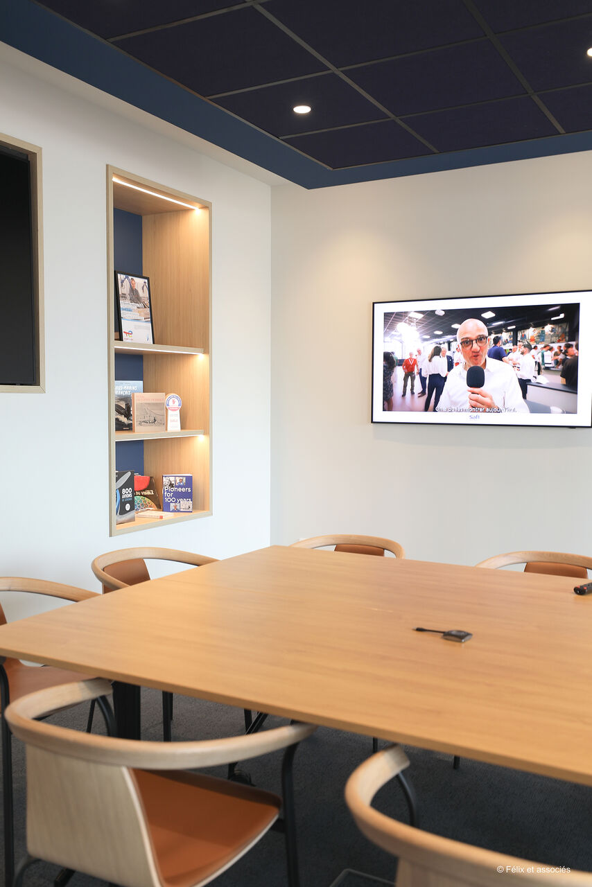 Mur de communication valorisant les applications ferroviaires de Saft dans son showroom d'entreprise