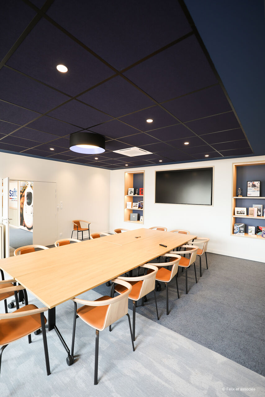 Mobilier intégré mettant en valeur l'identité de marque de Saft dans son espace d'accueil VIP
