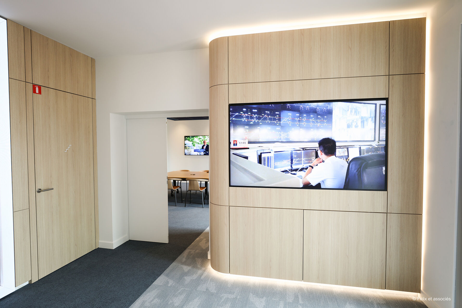 Showroom d'entreprise conçu par Félix et associés pour présenter l'univers technologique de Saft