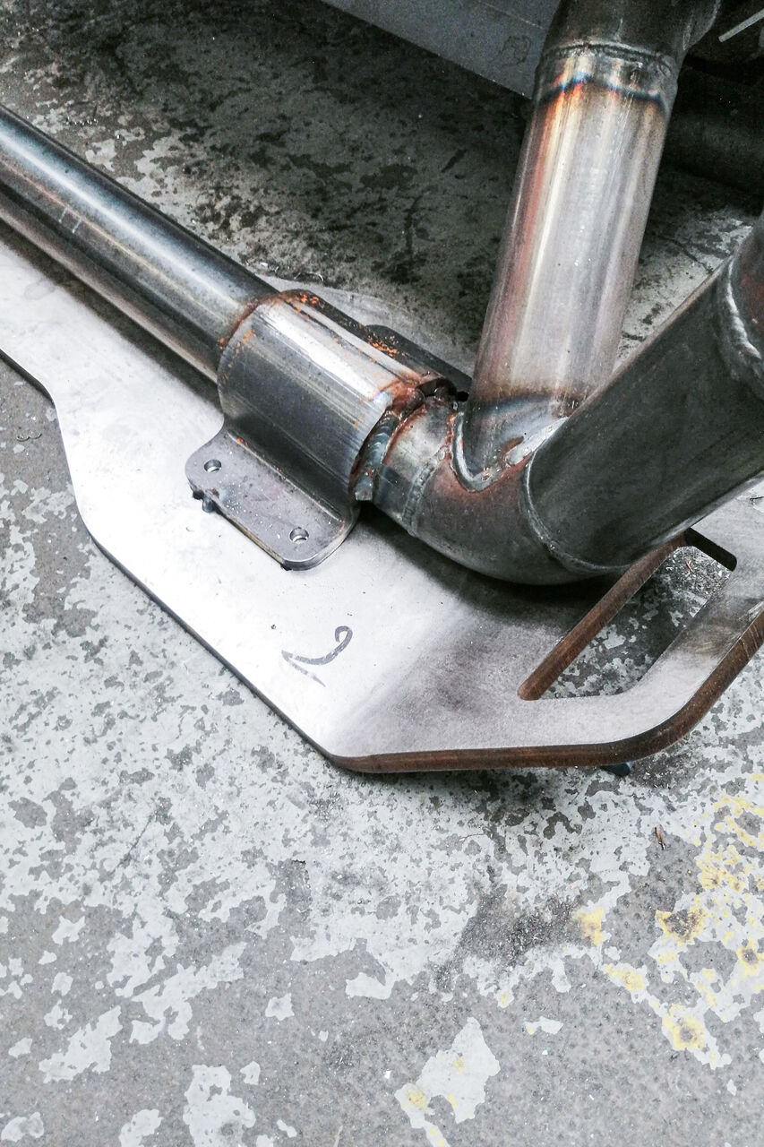 Détail de la structure tubulaire développée pour protéger le chargeur de batterie industriel