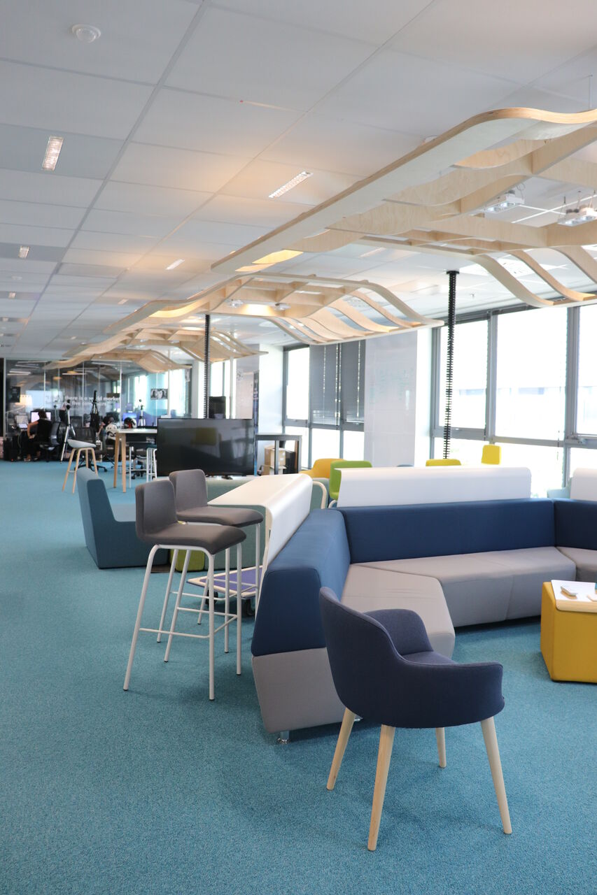 Aménagement des espaces de travail collaboratifs de l'Innovation Hub Thales conçu par Félix et associés à Mérignac