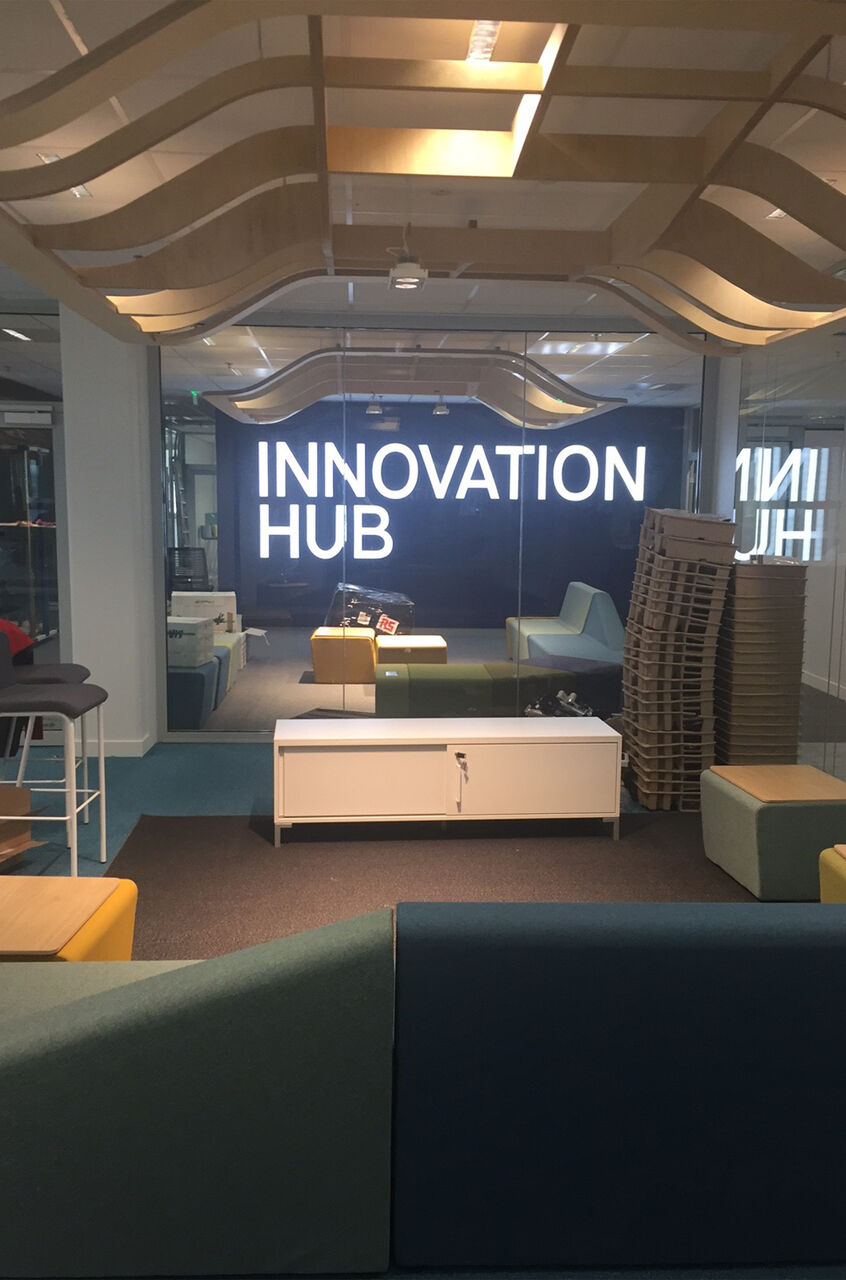 Vue intérieure de l'Innovation Hub Thales mettant en valeur l'architecture intérieure et les aménagements sur mesure