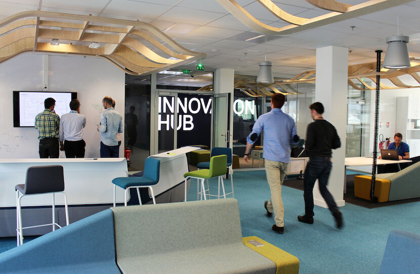 Espace collaboratif de l'Innovation Hub Thales conçu par Félix et associés pour favoriser les échanges et l'innovation