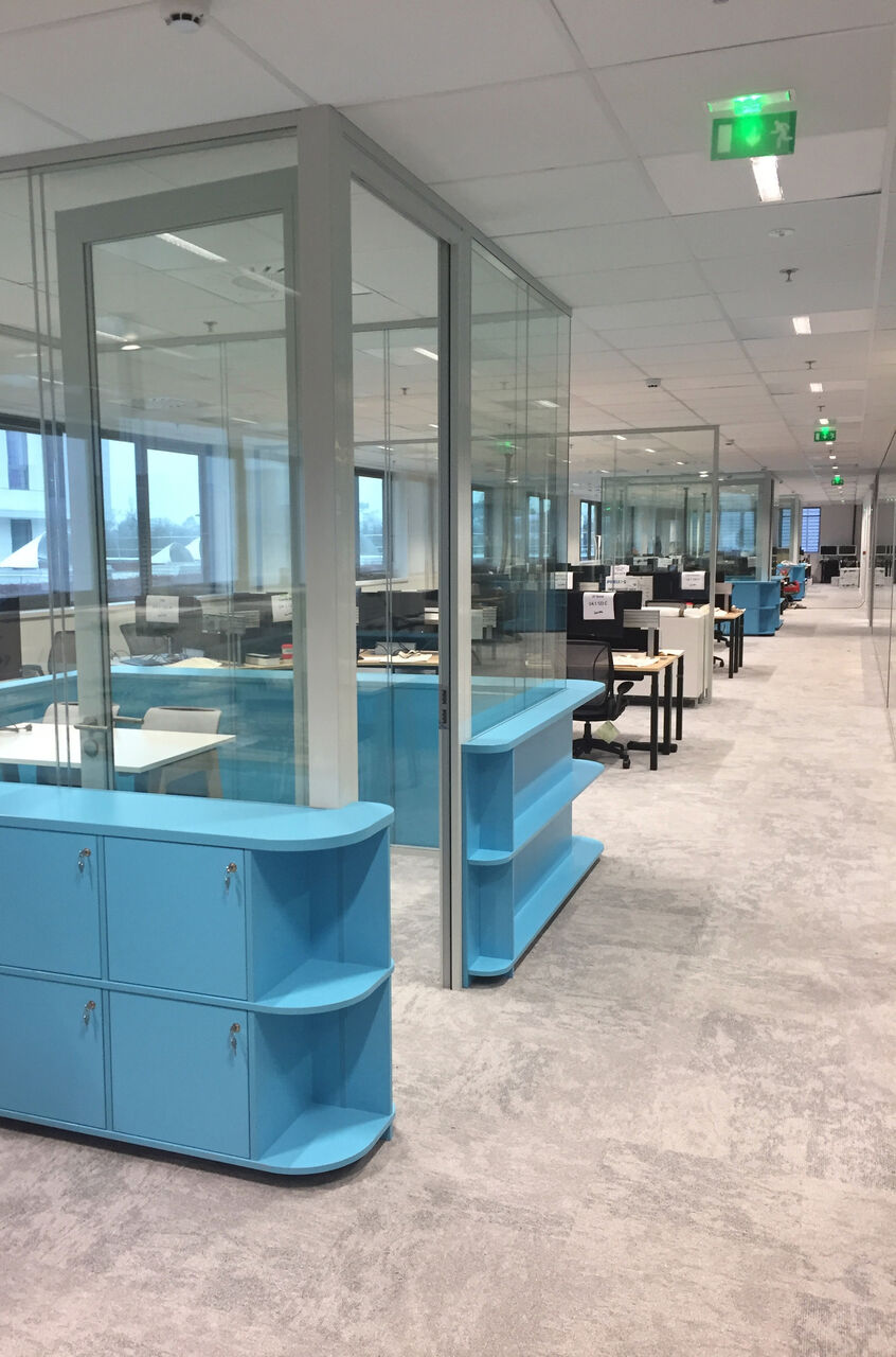 Espaces de travail vitrés et mobilier sur mesure conçus pour accompagner les équipes innovation de Thales
