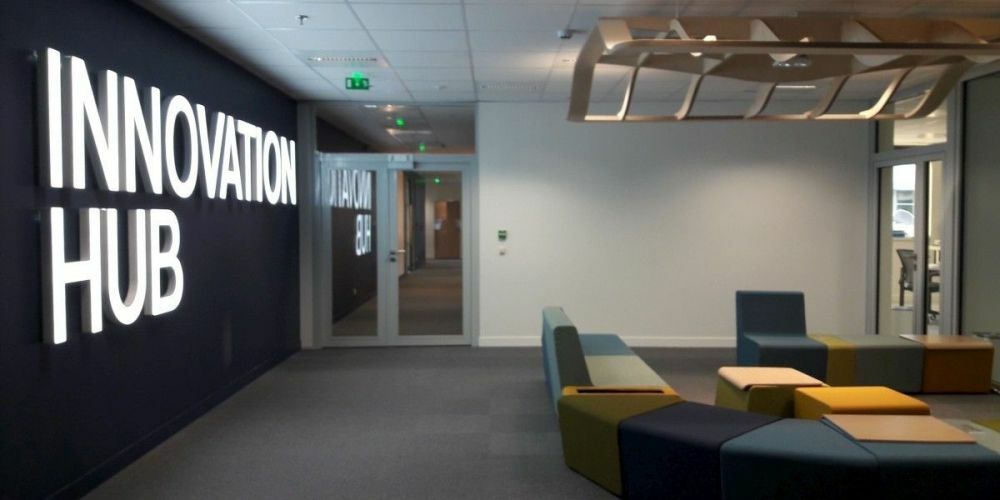 Signalétique sur mesure réalisée pour l'Innovation Hub Thales dans le cadre de l'aménagement des espaces d'innovation