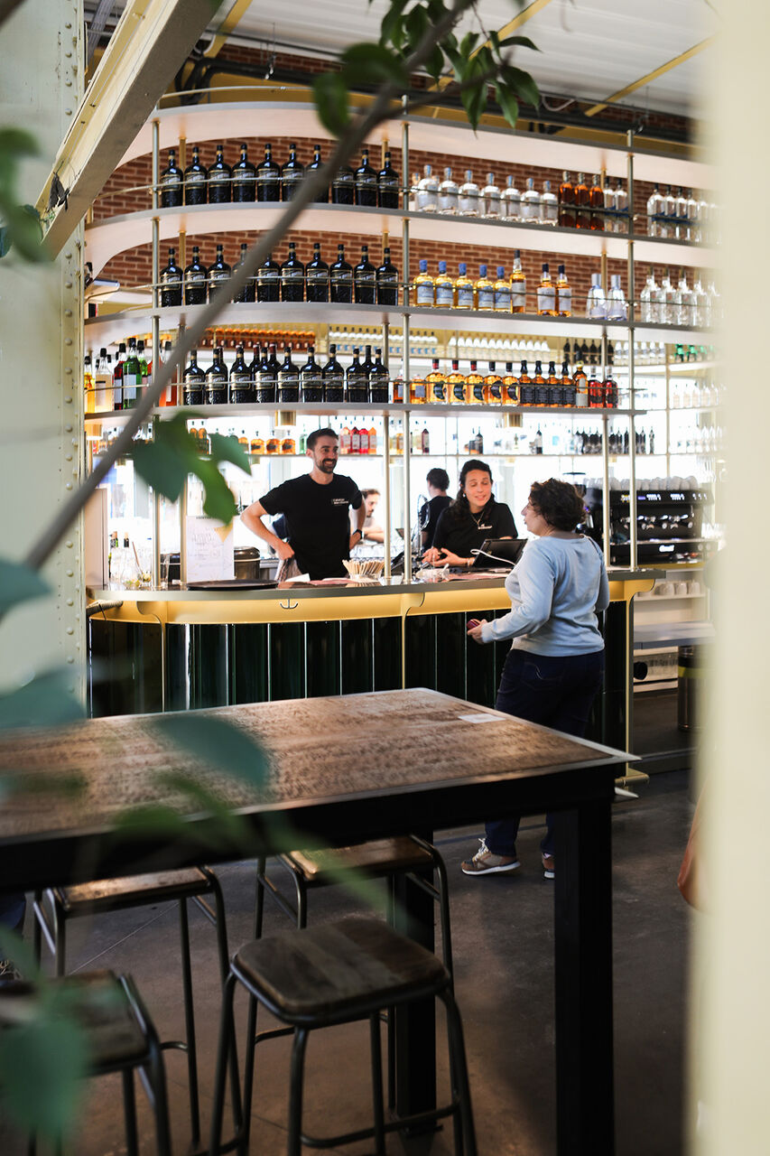 Bar central conçu sur mesure dans la halle gourmande Atelier des Citernes à Bordeaux