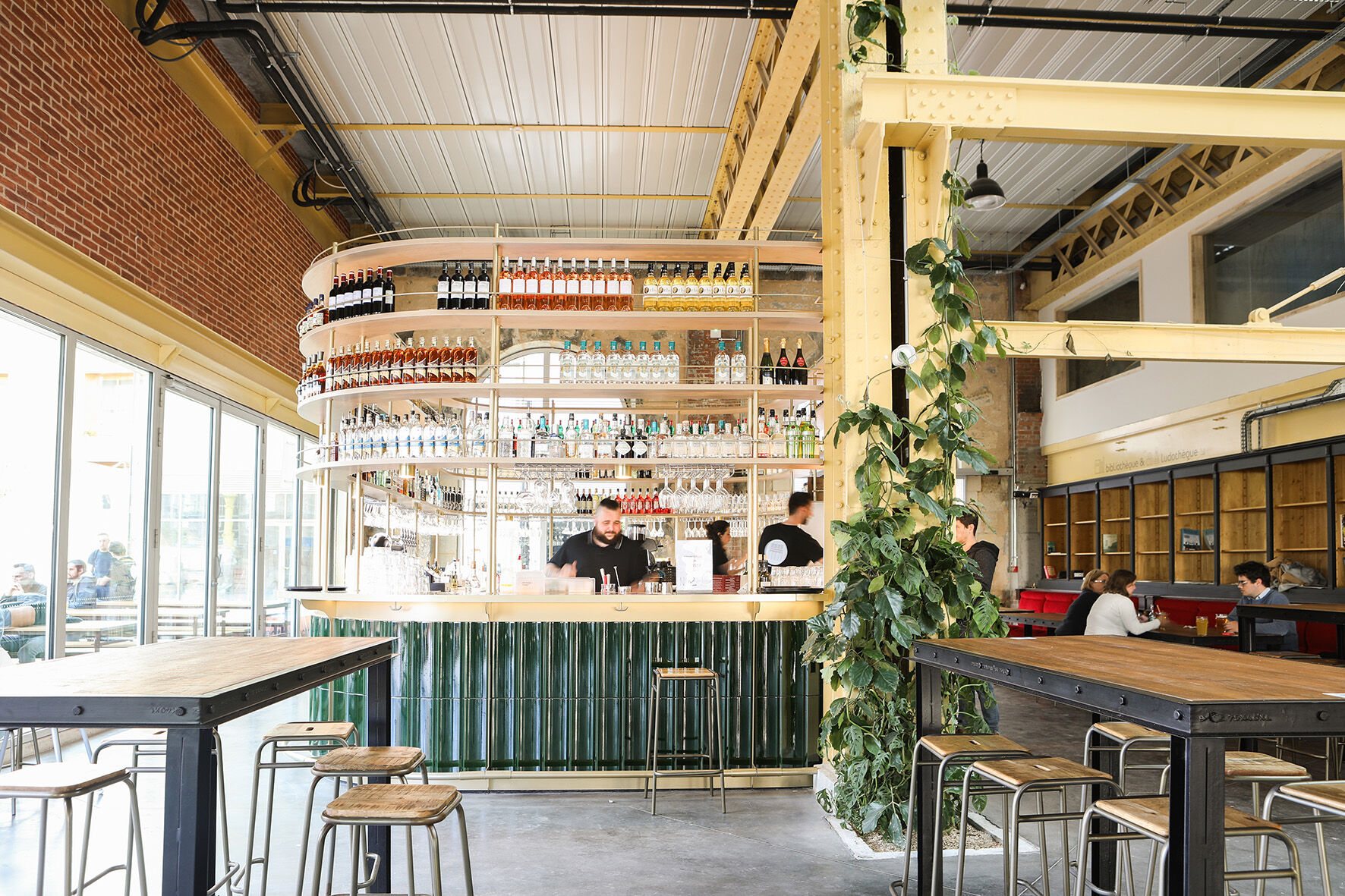 Bar central dans une halle gourmande à Bordeaux conçu par une agence de design d’espace