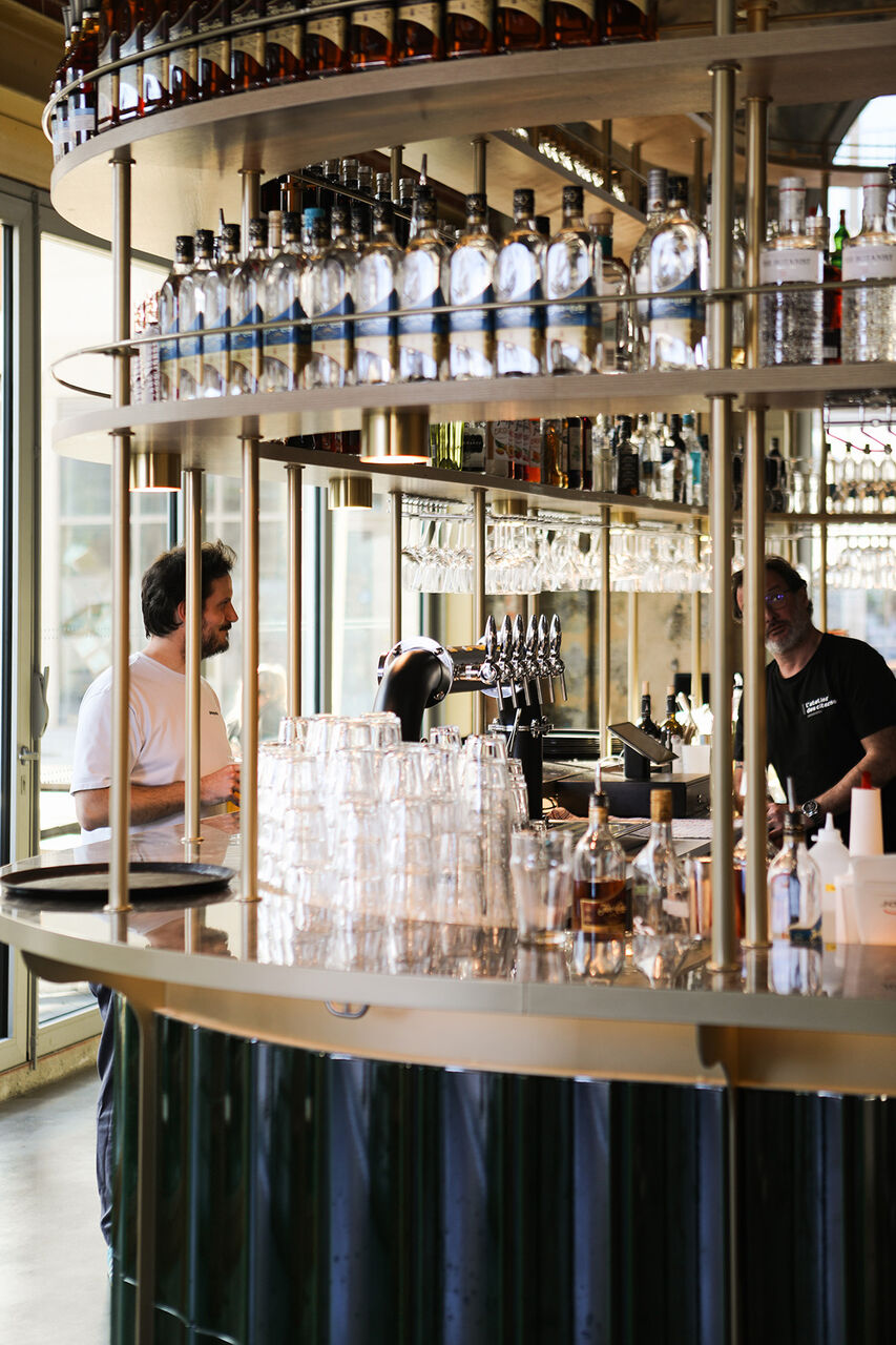 Détail du bar et des matériaux dans l’aménagement intérieur de l’Atelier des Citernes à Bordeaux