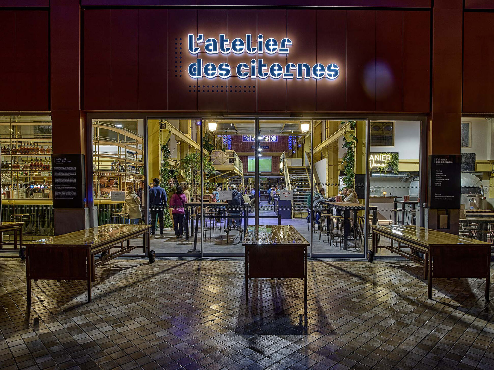 Vue nocturne de la halle gourmande Atelier des Citernes à Bordeaux et de son ambiance lumineuse