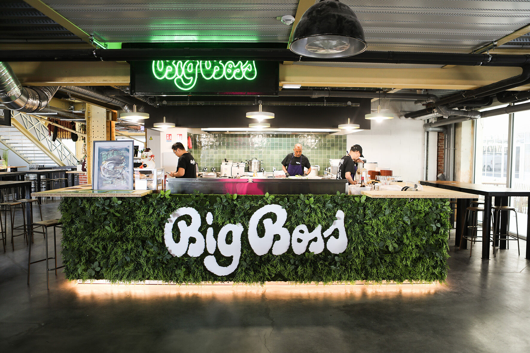 Kiosque de restauration dans le foodcourt Atelier des Citernes à Bordeaux, design d’espace commercial