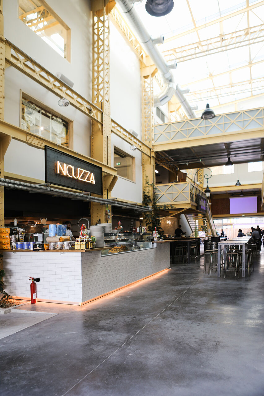 Kiosque de restauration terroir dans la halle gourmande Atelier des Citernes à Bordeaux