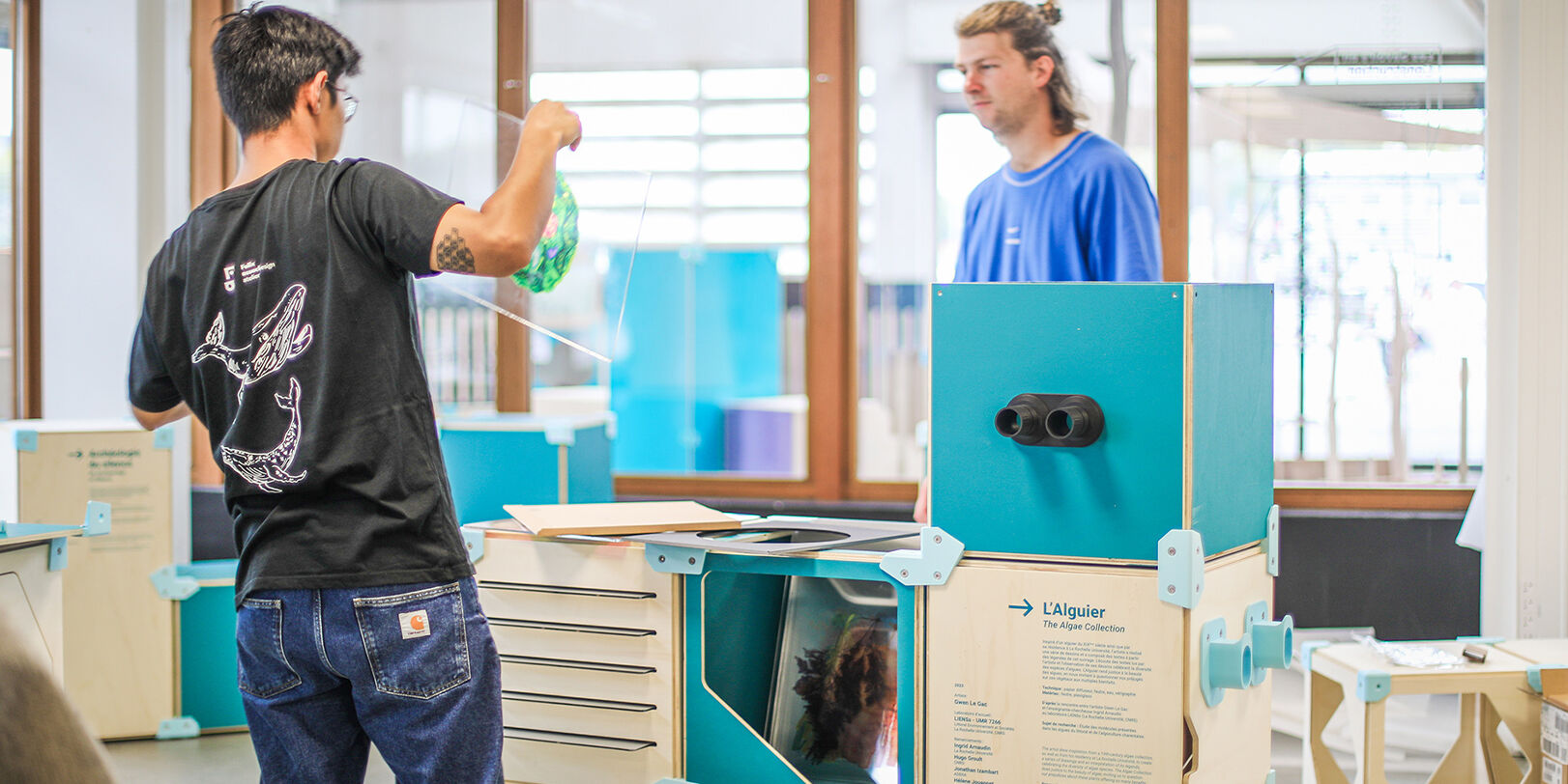 Montage du Nano Musée éco-conçu pour l’Université de La Rochelle, design responsable et muséographie durable