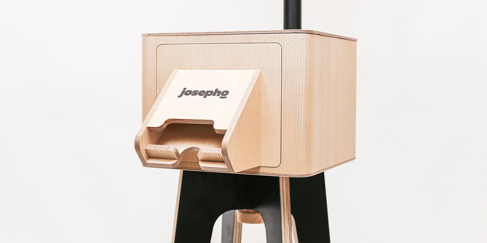 Photobooth éco-conçu en bois, design produit durable développé par Félix et associés