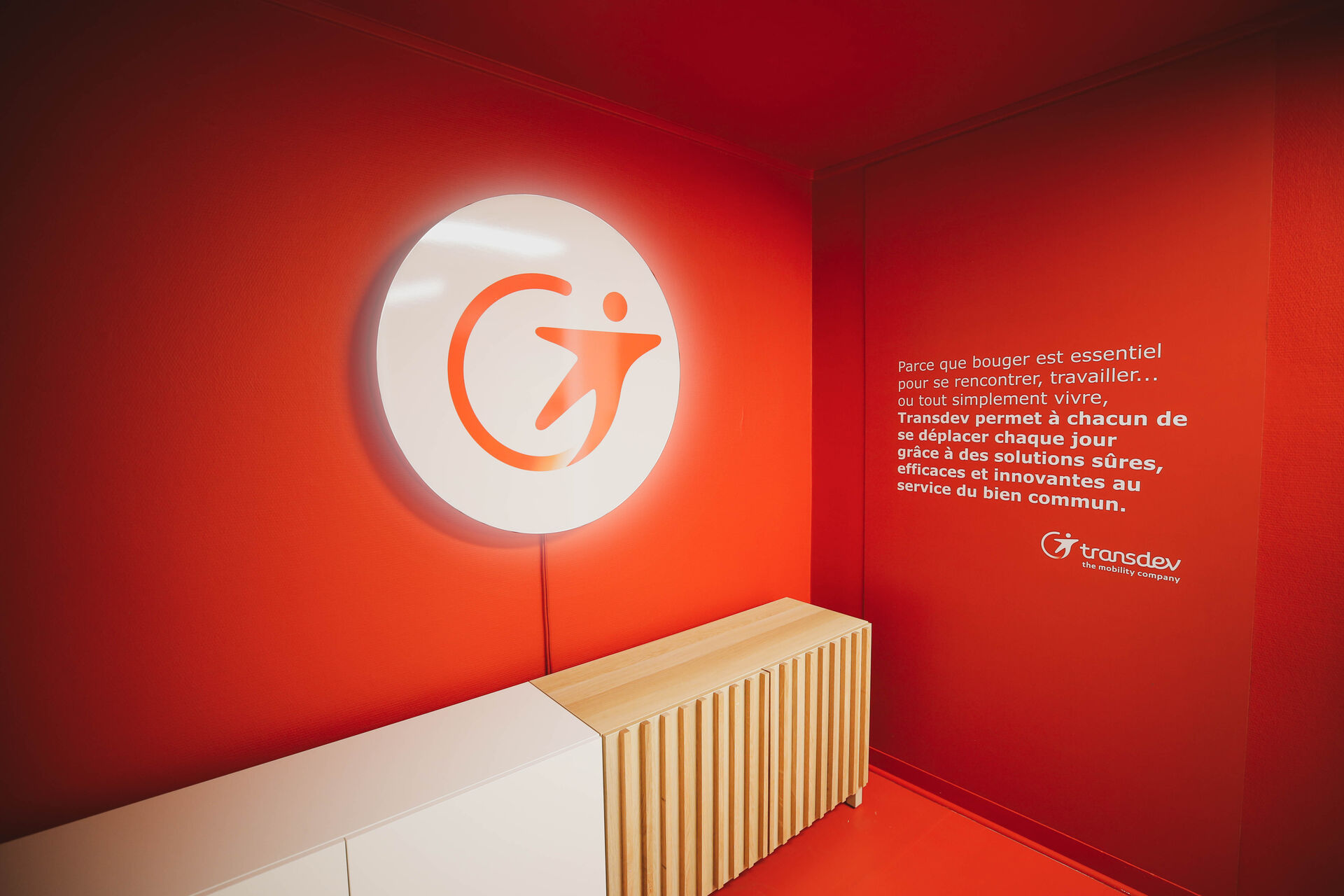 Signalétique intérieure et enseigne lumineuse pour les bureaux de Transdev à Bordeaux